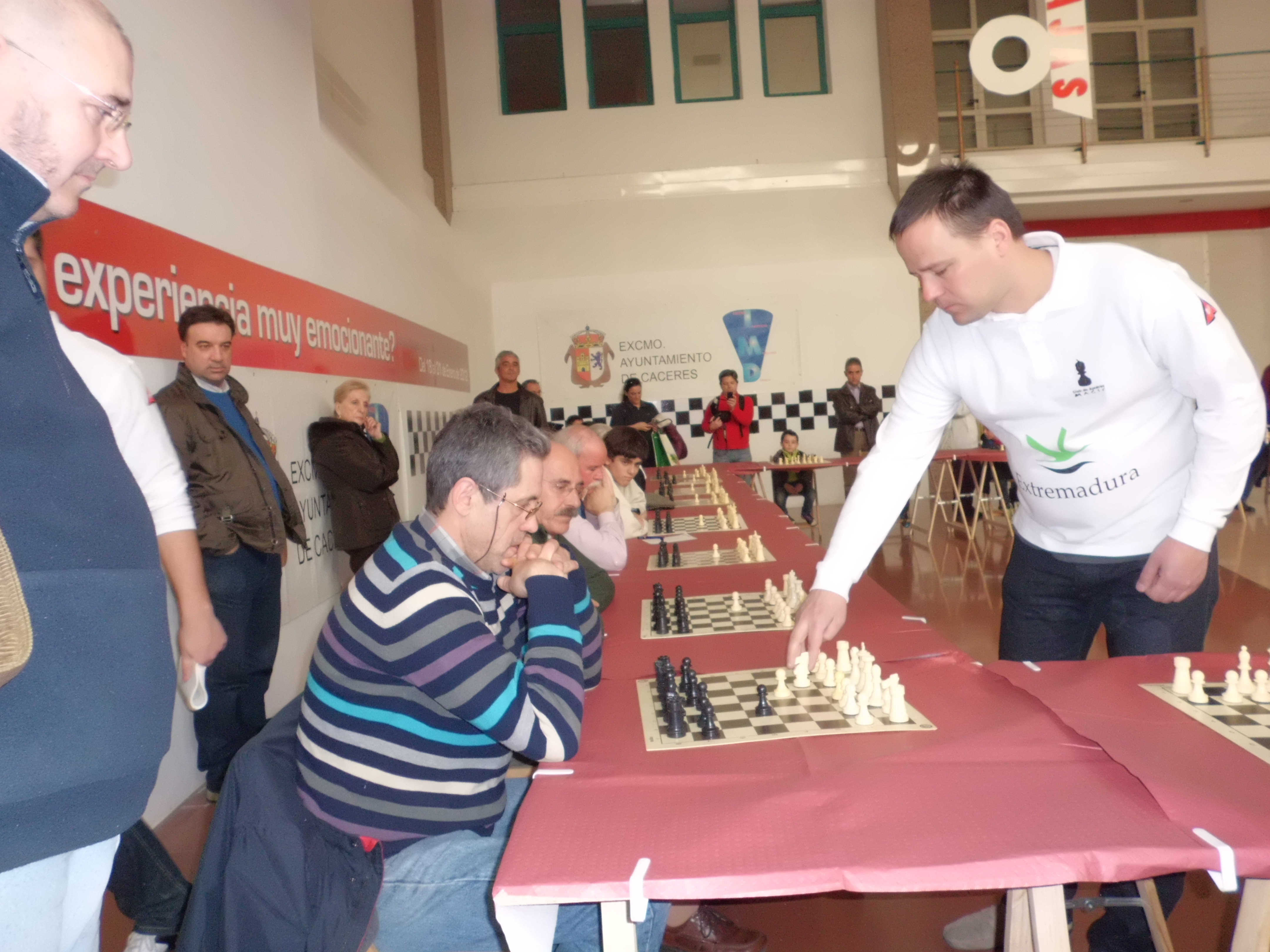 El malpartideño Paco Garcia participa en una simultánea de ajedrez con Dmitry Svetushkin