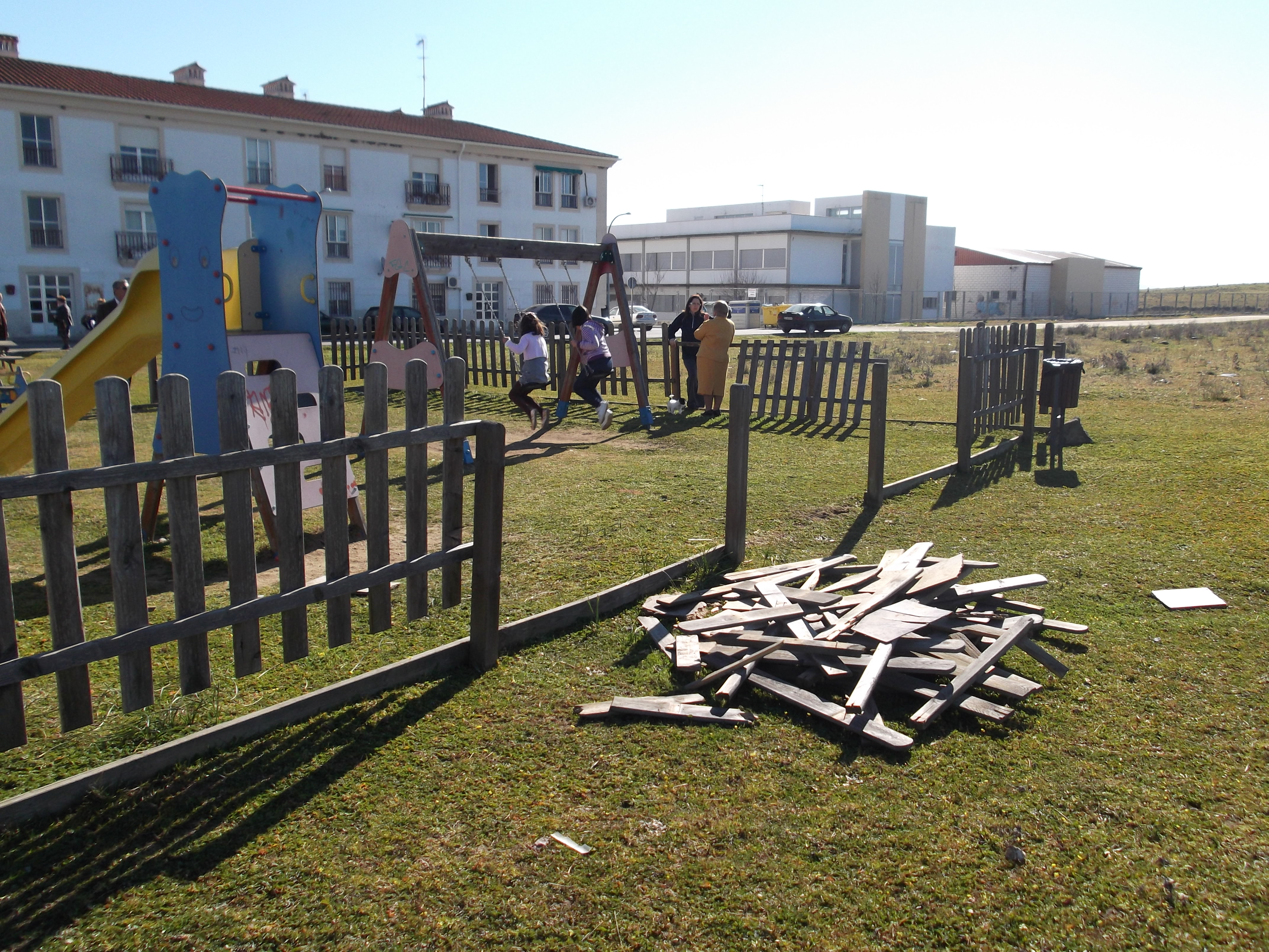 El Parque infantil junto a los Mártires, , objeto de destrozos