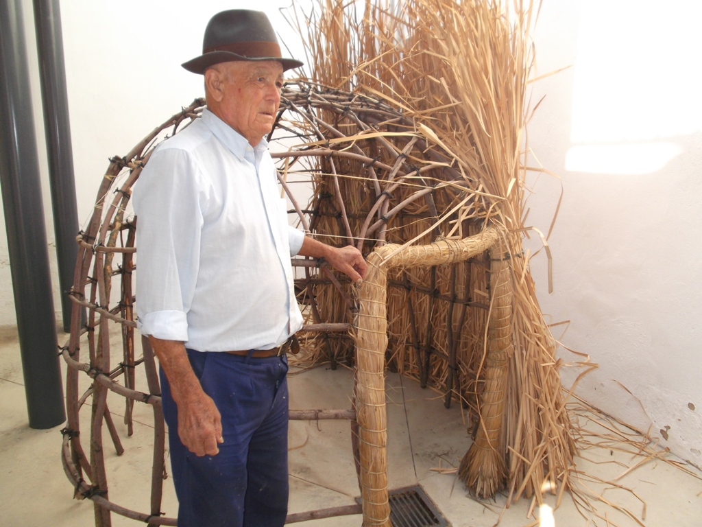 Diego Acedo, tío Micaelo, reproduce un chozo dentro del Centro de las Vías Pecuarias